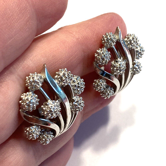 Crown Trifari Clip On Earrings Textured Dimensional Silver Rounds 80s Vintage - Picture 5 of 6